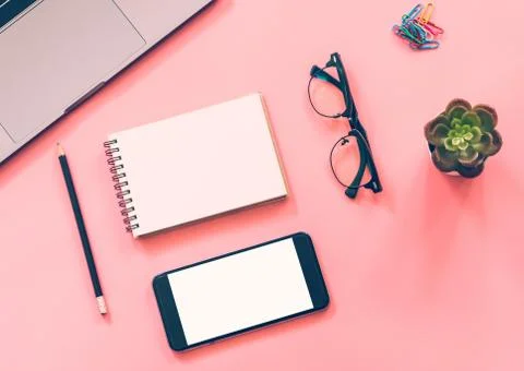 Flat lay design of workspace desk with laptop, blank notebook, smartphone, pe Stock-Fotos