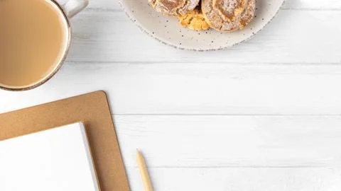 Flat lay desk composition with copy space 1 Foto stock