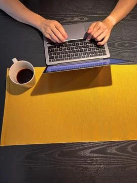 Flat lay: the developers hands are on the keyboard, next to the coffee mug Fotos Stock