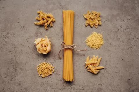 Flat Lay of Different Types of Pasta Laid Up Around Handful of Spaghetti on the 스톡 사진