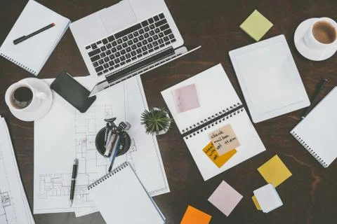 Flat lay with digital devices, notepads, sticky notes and office supplies on  Foto stock