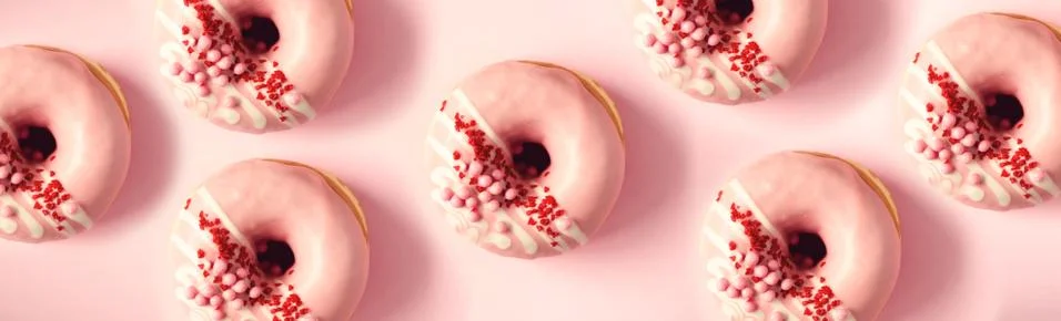 Flat lay donuts pattern on pastel pink background. Top view. Square crop. Sweet Foto stock