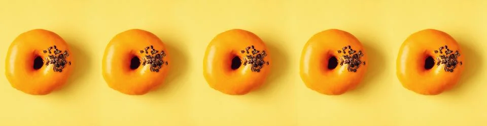 Flat lay donuts pattern on pastel orange background. Top view. Square crop Foto stock