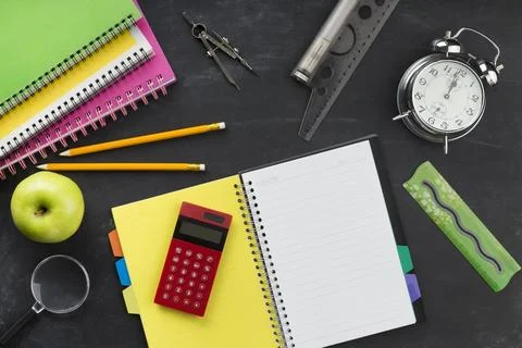 Flat lay educational elements arrangement with empty notepad 스톡 사진
