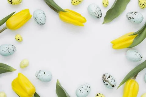 Flat lay eggs easter with tulips frame Foto stock