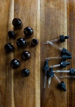 Flat lay of empty glass amber dropper bottles Foto stock