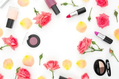 Flat lay frame composition with pink roses flowers and feminine cosmetics on  Foto stock