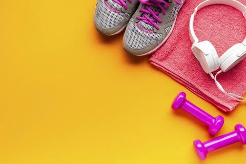 Flat lay frame with pink items yellow background Foto stock