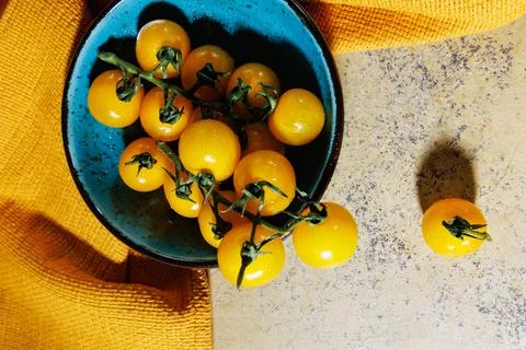 Flat lay of fresh cherry tomatoes in rustic ceramic bowl Foto stock