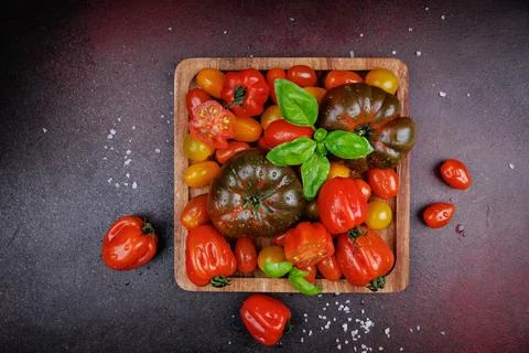 Flat lay of fresh cherry tomatoes with water drops Foto stock