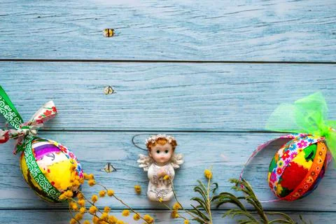 Flat lay greeting Easter card with place for your text. Decorative eggs, angel Foto stock