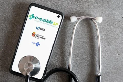 Flat-lay illustration of a phone with the e-saudeSp logo and text on it next to Stock Photos