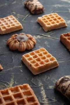 Flat lay image of the wafer on the dark table, pattern cookies, Foto stock