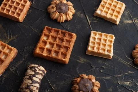 Flat lay image of the wafer on the dark table, pattern cookies, Foto stock