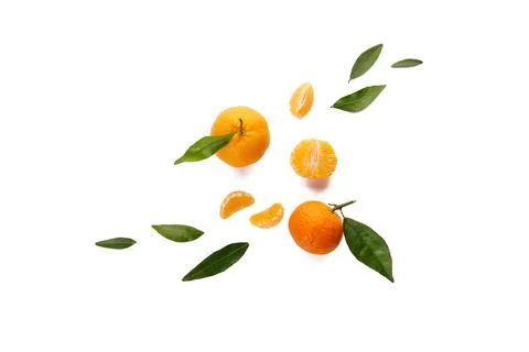Flat lay isolated mandarines with leaf on a white background Foto stock