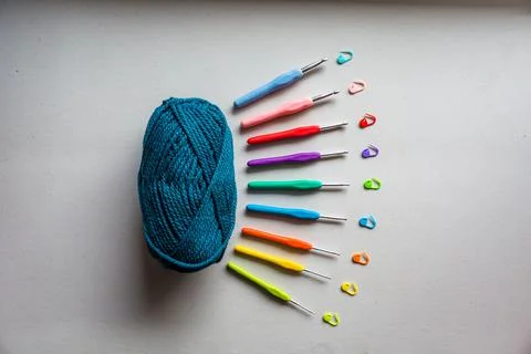 Flat lay of knitting string and hooks Foto stock