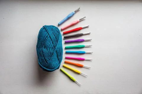 Flat lay of knitting string and hooks Foto stock
