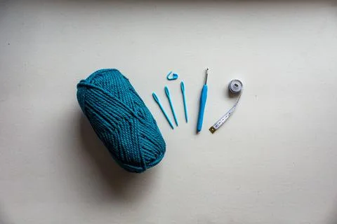 Flat lay of knitting string and hooks Foto stock