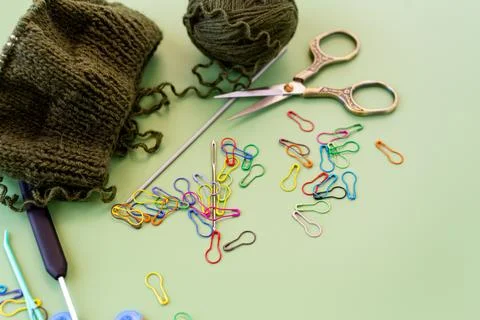 Flat lay knitting tools yarn and handmade craft supplies Foto stock