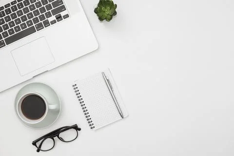 Flat lay laptop mockup with notepad Foto stock