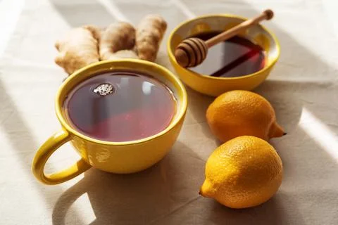 Flat Lay with Lemon Tea, Ginger and Honey on Light Table under Sun Light Foto stock