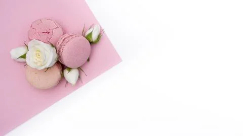 Flat lay macarons roses with copy space Fotos Stock