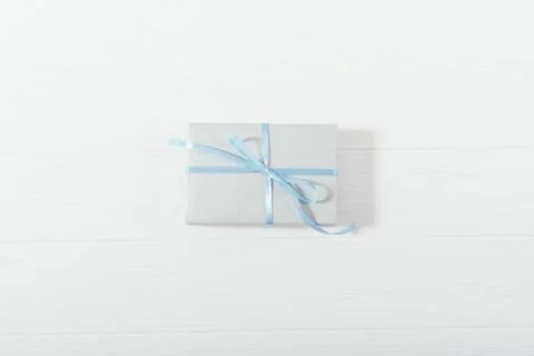 Flat lay minimal composition a present on wooden table 库存照片