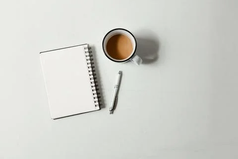 Flat Lay Minimalistic Blank Notepad with Pen and Coffee - White Background .. Foto stock