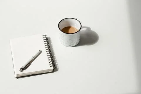 Flat Lay Minimalistic Blank Notepad with Pen and Coffee - White Background .. Foto stock