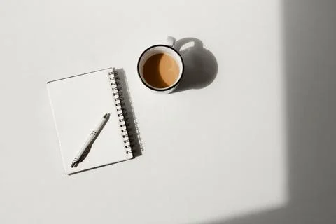 Flat Lay Minimalistic Blank Notepad with Pen and Coffee - White Background .. Foto stock