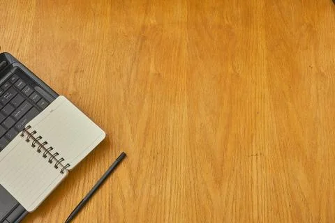 Flat lay minimalistic work place. Wood office desk table Stockfoto's