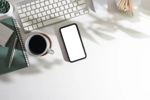 Flat lay mobile phone with empty screen, coffee cup, notepad and keyboard o.. Stock Photos