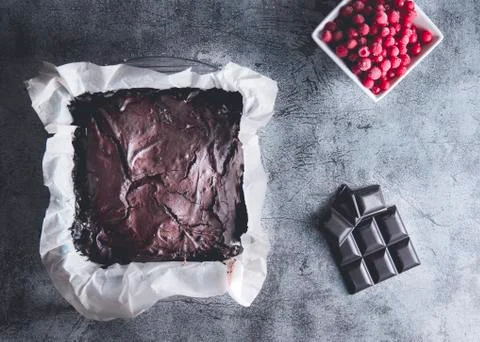 Flat lay moody view of white chocolate brownie and currant Foto stock