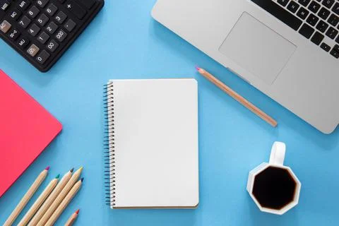 Flat lay, notepad, laptop and stationery on blue background. Foto stock