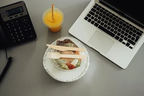 Flat Lay of Office Working Place, Lunch in the Boxes and Orange Drink on the 库存照片