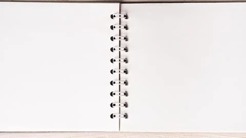 Flat lay of open blank empty spiral sketchbook notebook textbook with ring .. Foto stock