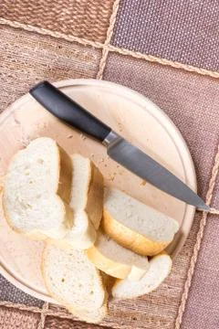Flat lay overview sliced bread on the wooden board Foto stock