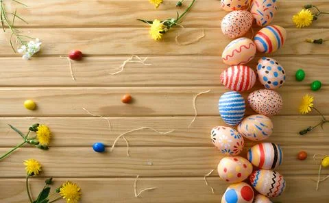 Flat Lay of Painted Easter Eggs Border Foto stock