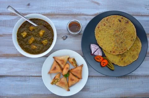 Flat lay of Paratha flatbread Indian cuisine served with traditional Punjabi  Fotos de archivo
