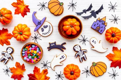 Flat lay pattern of halloween cookies and sweets. Party background Foto stock