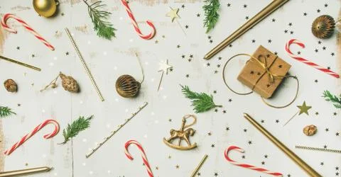 Flat-lay pattern of holiday decoration objects, toys, candles, box Foto stock