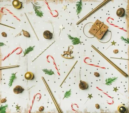 Flat-lay pattern of holiday decoration objects, toys, candles, white backgrou Foto stock