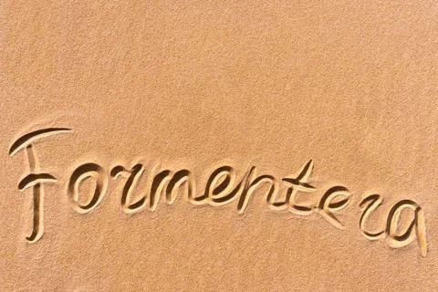 Flat lay photo texture. The text "Formentera" is handwritten on a golden beach Foto stock
