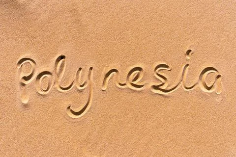 Flat lay photo texture. The text "Polynesia" is handwritten on a golden beach Foto stock