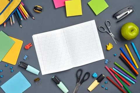 Flat lay photo of workspace desk with school accessories or office supplies. 库存照片