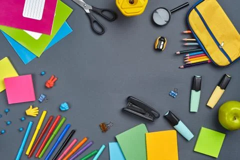 Flat lay photo of workspace desk with school accessories or office supplies. 库存照片