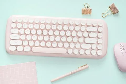 Flat lay pink color computer and stationery Foto stock