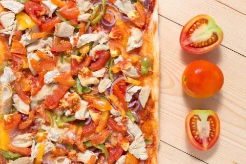 Flat lay pizza composition, tomatoes on wooden surface, close up macro Foto stock