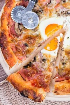 Flat lay of pizza slice with egg ham mushrooms Foto stock