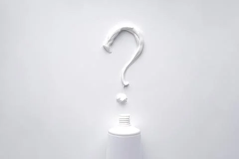 Flat lay. Question mark from toothpaste on a white background, close-up. Foto stock